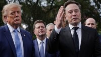 Защо Мъск иска да обедини Tesla и SpaceX, преди Тръмп да напусне поста си