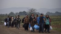 35 мигранти избягаха от център за задържане в Гърция след бунт