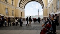 Има ли паника: Руснаците масово изнасят пари извън страната, кешът стана предпочитан