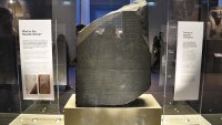Все по-силни призиви Великобритания да върне Розетския камък на Египет