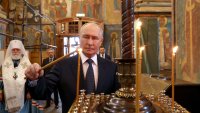 В кадър: Путин посети църква в Москва, запали свещ