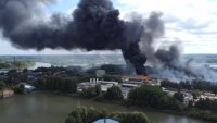 Нови експлозии на пристанището в Хамбург след пожар, бушувал 40 часа