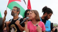 На борда на флотилията на Грета Тунберг: Зашеметяващи гранати и атаки с музика на АББА