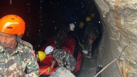 Двама блокирани работници са спасени живи от тунел в Непал