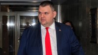 Пеевски сезира КЗК за потенциален картел на "Лукойл" с горива