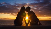10 неща, които само сродните души правят в любовта