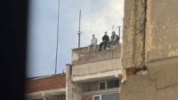 Младежи провесиха крака от 22-ия етаж на блок в София 