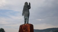 Откраднаха статуята на Мелания Тръмп в Словения, полицията разследва 