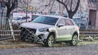 Кола се удари в оградата на трамвайните релси на бул. “Цар Борис III”