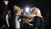 В кадър: Майка и син посрещнаха освободената Иванчева СНИМКИ