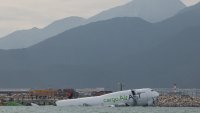 Самолет помете в морето кола на писта в Хонконг