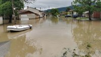 Жители на Севлиево се евакуират с лодки, квартали са под вода