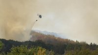 Пламъци край бреговете на гръцкия остров Скирос, пожарът наложи превантивни евакуации (ВИДЕО)