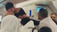 Заради място: Брутален бой избухна на борда на самолет до Лондон ВИДЕО