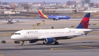 Самолет Boeing 767-400 пламна по време на излитане ВИДЕО