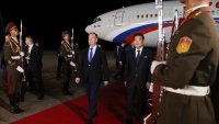 Дмитрий Медведев пристигна на посещение в Северна Корея