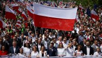Хиляди се събраха във Варшава на шествия в подкрепа на двамата кандидат-президенти