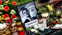 Година след смъртта на Чарли Кърк: Може ли неговата империя все още да насочва десницата в САЩ?