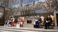 Първа служба на британски монарх и католически първосвещеник от 500 години