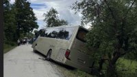Автобус с над 30 пътници катастрофира край Боженци 