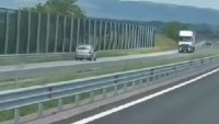 Кола кара в насрещното на "Тракия", полицията издири шофьора ВИДЕО