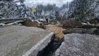 Укрепват подпорната стена в село Стойките 