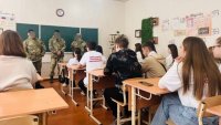 Кремъл с учебници по пропаганда в училищата в Донбас, за да заличи украинската идентичност