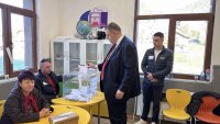 Пеевски гласува в село Бабяк, избра държавата на хората