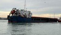 В кадър: Удареният кораб “Челси-3” е с огромна пробойна