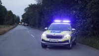 Чужденци самокатастрофираха, удариха се в мантинела, канавка и дърво