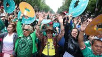 Хиляди фенове направиха най-голямата мексиканска вълна в света