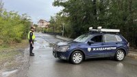 Евакуират хора във ваканционно селище Елените, водата по улиците е над метър ВИДЕО