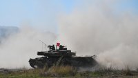 Всички говорят за дронове, но защо НАТО продължава да инвестира в уязвими танкове? 