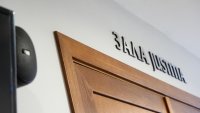 Гледат мярката на побойника от летището в София