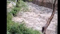 Стара река е излязла от коритото си, в нея се вливат отпадни води