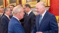 Премиерът Желязков се срещна с крал Чарлз, покани го в България
