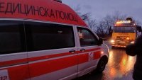 Рисково изпреварване на мокър път край Братово завърши с катастрофа и ранени деца