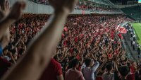 Как 148-ият във футболната ранглиста привлича на мачовете си 50 000 души?