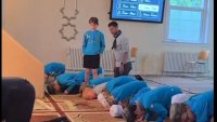 Драма на Острова: Християнчета се молят в джамия в Шотландия, едно отказа ВИДЕО
