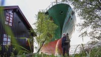 Норвежец се събуди и видя кораб в двора си, капитанът също спял СНИМКИ