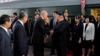 Ким Чен Ун пристигна в Китай с дъщеря си: Какво прави Джу Е в Пекин? 