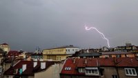 Опасно време: Жълт и оранжев код за бури и силни валежи в почти цялата страна