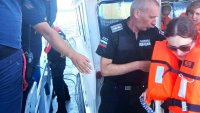 Гранични полицаи евакуират пътниците от заседналия круиз в Дунав