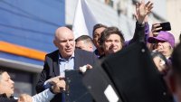 Замеряха с камъни президента на Арженитна ВИДЕО