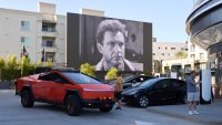 Tesla Diner се превърна в притегателен център за феновете на Мъск ВИДЕО