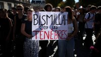 "Bismillah, c&rsquo;est les t&eacute;n&egrave;bres": Какво означава лозунгът на френския студентски протест?