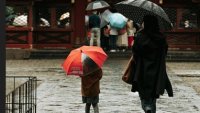 Днес захладнява, опасност от бури и градушки 