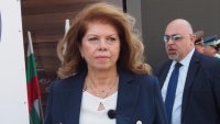 Йотова: Нека не допускаме екраните да заменят човешката близост