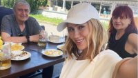 Мария Бакалова празнува 30 с родителите си в Бургас