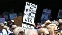 Отиди на терапия, Доналд: С остроумие американците излязоха на протест срещу президента си